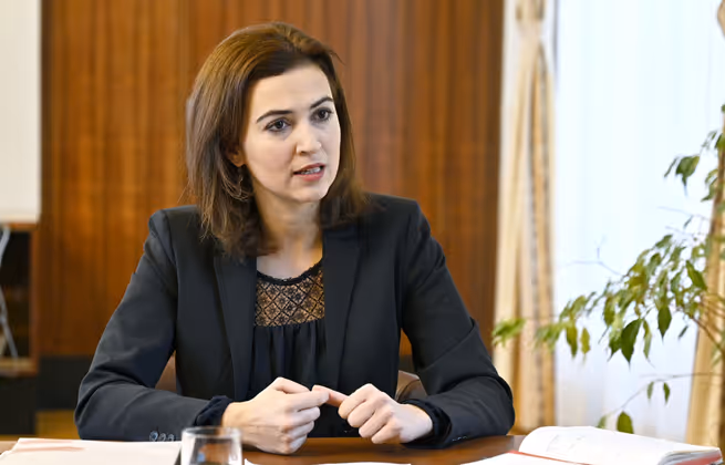 „Jeder Anschein einer bevorzugten Behandlung muss vermieden werden." Justizministerin Alma Zadic (Grüne) erteilt ihrem Sektionschef Christian Pilnacek die Weisung, keine Beschuldigten in der Casinos-Affäre mehr zu treffen.
