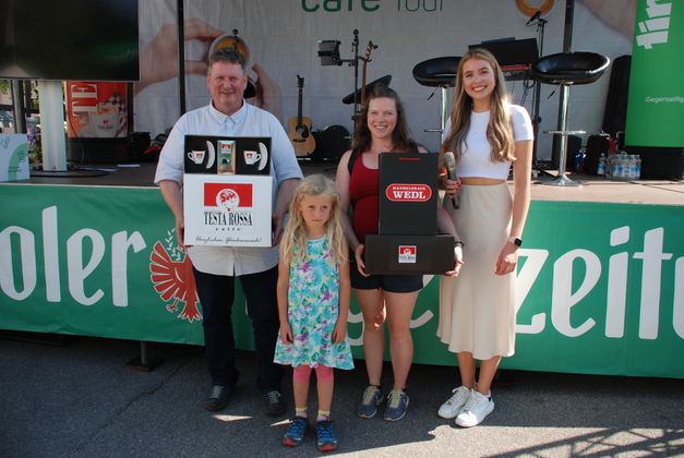 Günter Neyer überreichte das Wedl-Kaffee-Genussset mit Glücks­engerl Miriam und Moderatorin Eva Saxl (r.) an Valeria Vazsonyi.