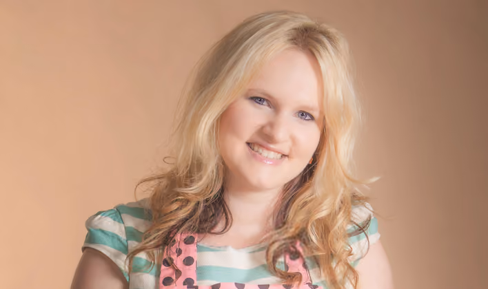 Stefanie Noé stammt aus St. Julian in der Pfalz. Sie ist Lehrerin, bäckt in ihrer Freizeit aber liebend gerne und ist Bloggerin (crazybacknoe.blogspot.co.at)
