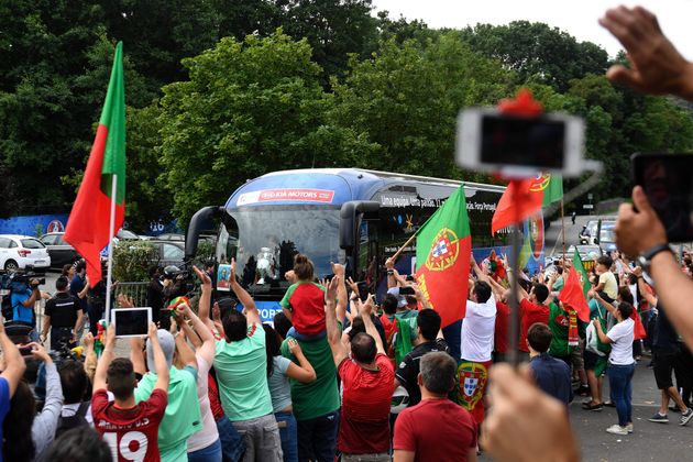 Zahlreiche Fußball-Fans bejubelten die portugiesische Nationalmannschaft bereits bei der Abreise aus dem Team-Camp.