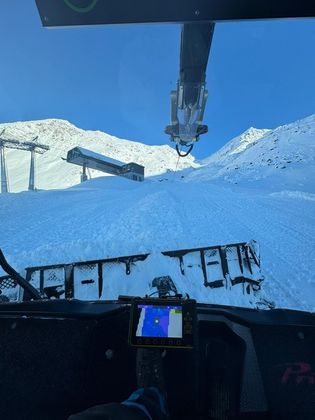 Ein Blick durch die Windschutzscheibe der Winden-Maschine.
