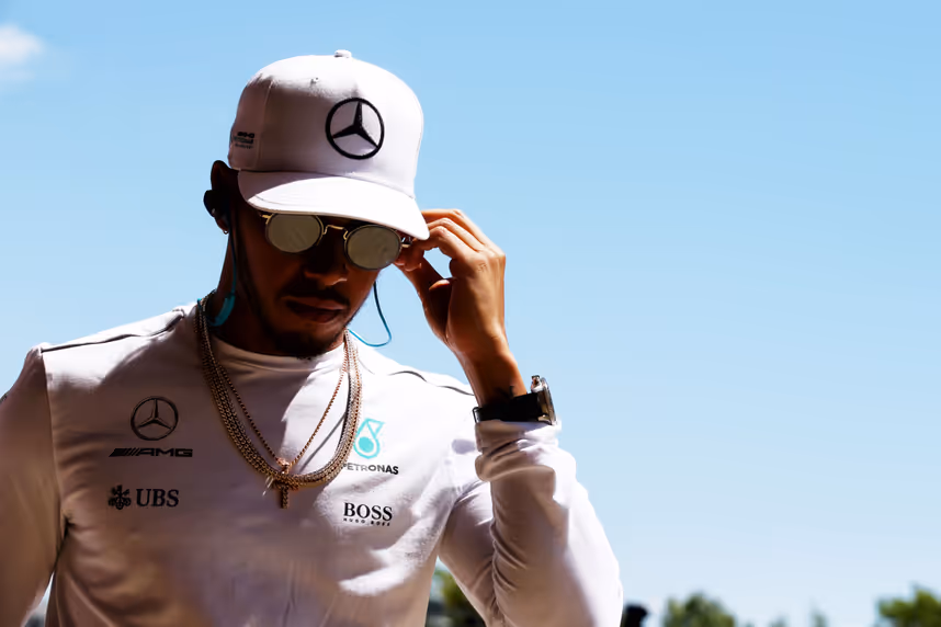 Hamilton fassungslos: Bewaffneter Überfall auf Mercedes-Teambus