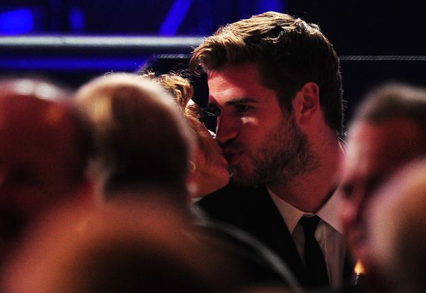 Wer küsst denn da Schauspieler Liam Hemsworth? Inzwischen - wie hier 2012 - wieder Miley Cyrus. Das Paar hatte seine Verlobung 2013 gelöst. Anfang 2016 fanden sie aber wieder zusammen.