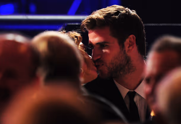 Wer küsst denn da Schauspieler Liam Hemsworth? Inzwischen - wie hier 2012 - wieder Miley Cyrus. Das Paar hatte seine Verlobung 2013 gelöst. Anfang 2016 fanden sie aber wieder zusammen.