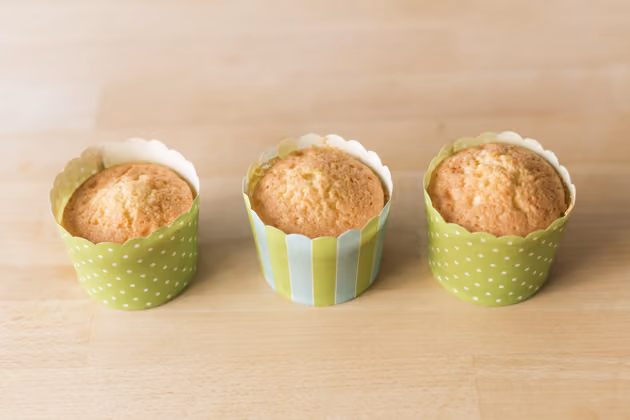 Die Cupcakes werden in dekorativen, formstabilen Papierformen gebacken. Diese sind in größeren Supermärkten, im Fachhandel oder Internet erhältlich. Das Rezept für die Cupcakes gibt es auf www.mannbackt.de