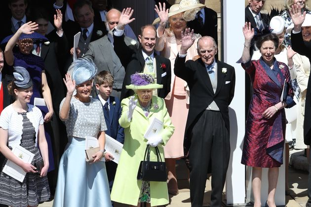 Die Royals winken der Menge vor der Kirche zu.