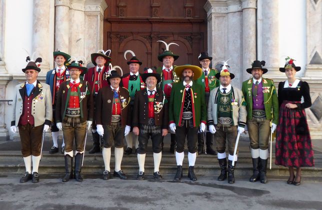 Teil der geehrten Schützenkameraden mit Lkdt. Mjr Thomas Saurer, Lkdt. Mjr Roland Seppi, Lkdt. Mjr Enzo Cestari, Bundesschriftführer Mjr. Jakob Grüner, Bundespressereferent Mjr. Alexander Haider und Bundesmarketenderin Kathrin Platzer