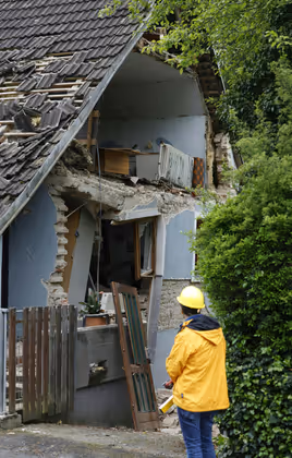 ABD0012_20240502 - HART BEI GRAZ - STERREICH: ZU APA0067 VOM 2.5.2024 - Ein Mann (72) ist am Donnerstag, 2. Mai 2024, in Hart bei Graz offenbar nach einer Gasexplosion in seinem Haus "schwerst verletzt" worden, wie ein Polizist der APA sagte. Eine Hauswand ist eingestrzt. Im Bild: Einsatzkrfte am Unglcksort. - FOTO: APA/ERWIN SCHERIAU