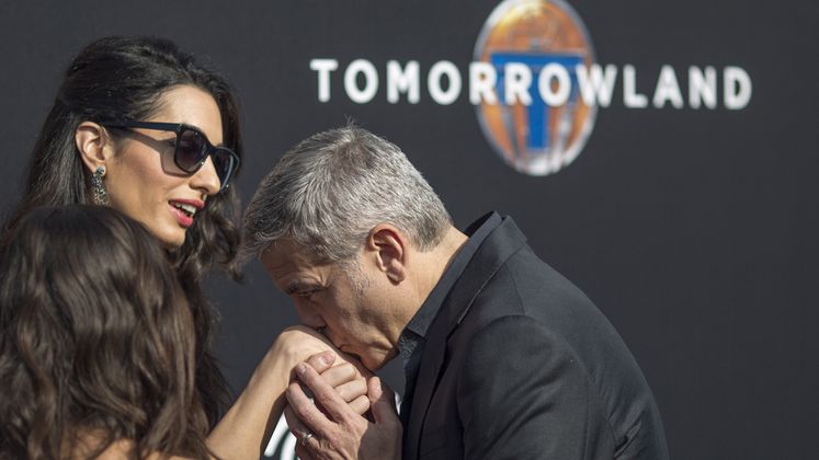 Manchmal küsst George Clooney auch liebevoll die Hand seiner Frau Amal, wie hier beim Filmfestival in Toronto 2015.