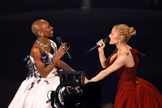 Cynthia Erivo und Ariana Grande singen.