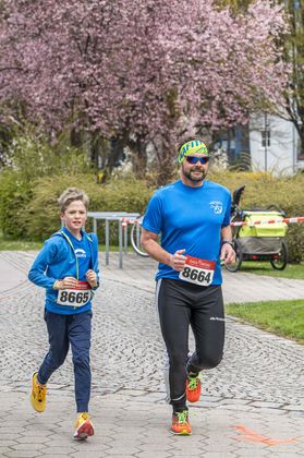Vater Christian mit Sohn Lorenz (8 Jahre) aus Axams - hier noch im Gleichschritt, am Ende läuft Sohn Lorenz vor dem Vater ins Ziel.