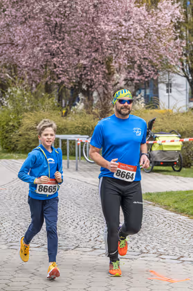 Vater Christian mit Sohn Lorenz (8 Jahre) aus Axams - hier noch im Gleichschritt, am Ende läuft Sohn Lorenz vor dem Vater ins Ziel.