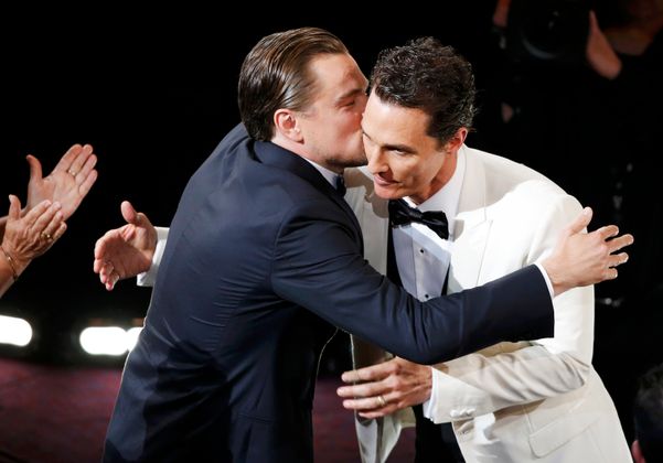 Ein Bussi für den Sieger: Leonardo DiCaprio gratuliert Matthew McConaughey zum Oscar.