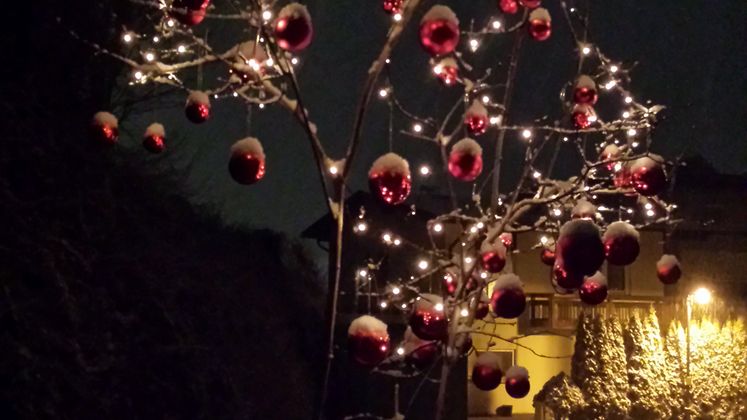 Rote Kugeln mit weißen Schnee-Mützen hängen nun in Axams.