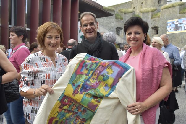 Manfred Jordan zeigte seine Designerjacke Patricia Niederwieser (l.) und Karin Seiler.