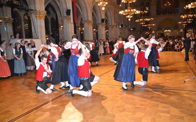 D' Sonnwendler sorgten für Begeisterung im Festsaal des Rathauses, ...