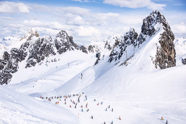 Auf dem Weg ins Tal gilt es, die neun Kilometer lange, quasi unpräparierte Strecke Ellbogen an Ellbogen mit den Mitstreitern zu überwinden – 150 Meter Wiederaufstieg inklusive.