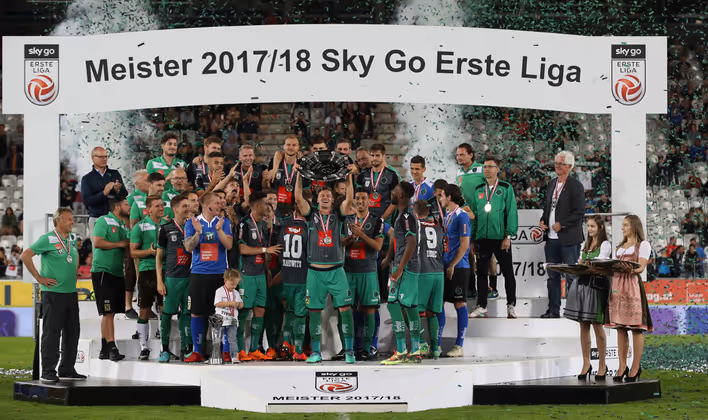 Foto des Monats Mai: Da ist das Ding! Der FC Wacker Innsbruck jubelte mit der Meisterschale in der Sky Go Erste Liga über den Aufstieg in die Bundesliga.