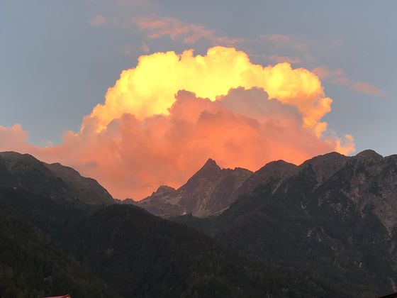 Ein schöner Sommertag in Oetz neigt sich über dem Acherkogel dem Ende.