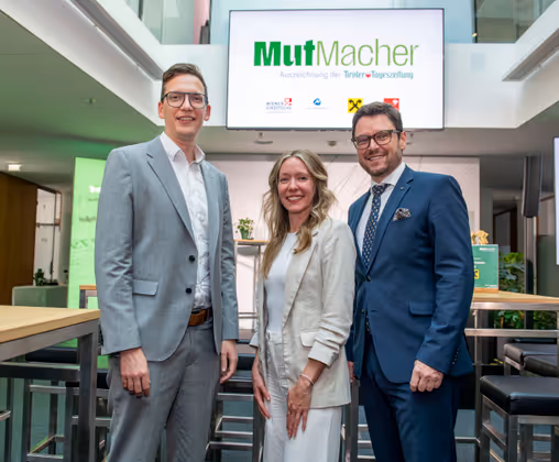 Bewundern den Mut der Ausgezeichneten (v.l.): Josef Grill (Tiwag), Jacqueline Preiß (TT) und Markus Tollinger von der RLB Tirol.