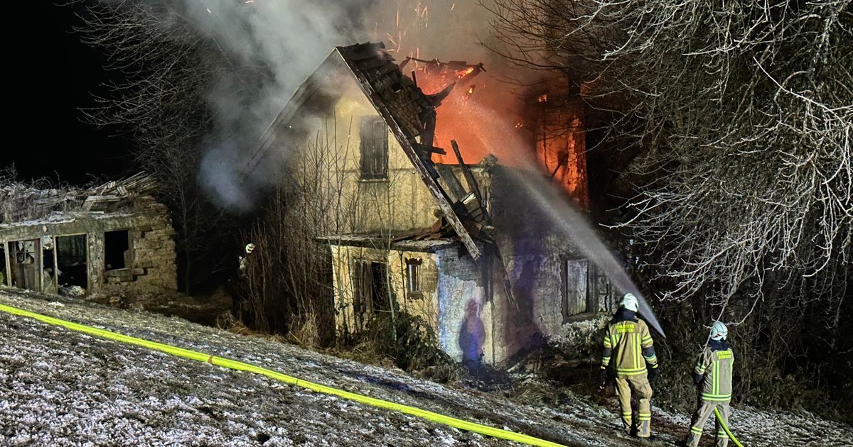Dachstuhl-von-Abbruchhaus-in-Schwoich-fing-Feuer-Polizei-nimmt-Ermittlungen-auf