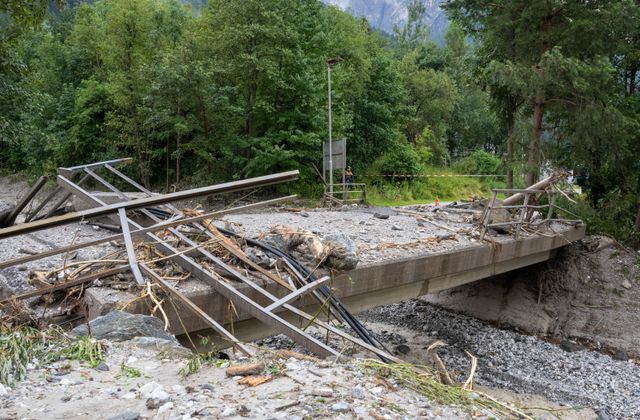 Auch zwei Brücken wurden massiv beschädigt.