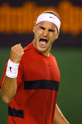 Roger Federer ballt die Faust bei den Australian Open 2004.