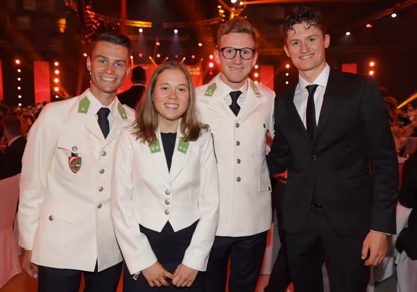 Mit Gall (r.) jubelten die ebenfalls nominierten TirolerInnen: Kombinierer Johannes Lamparter (l./3.), Kletterer Jakob Schubert (2. v. r./2.), Mountainbikerin Mona Mitterwallner (3.). 
