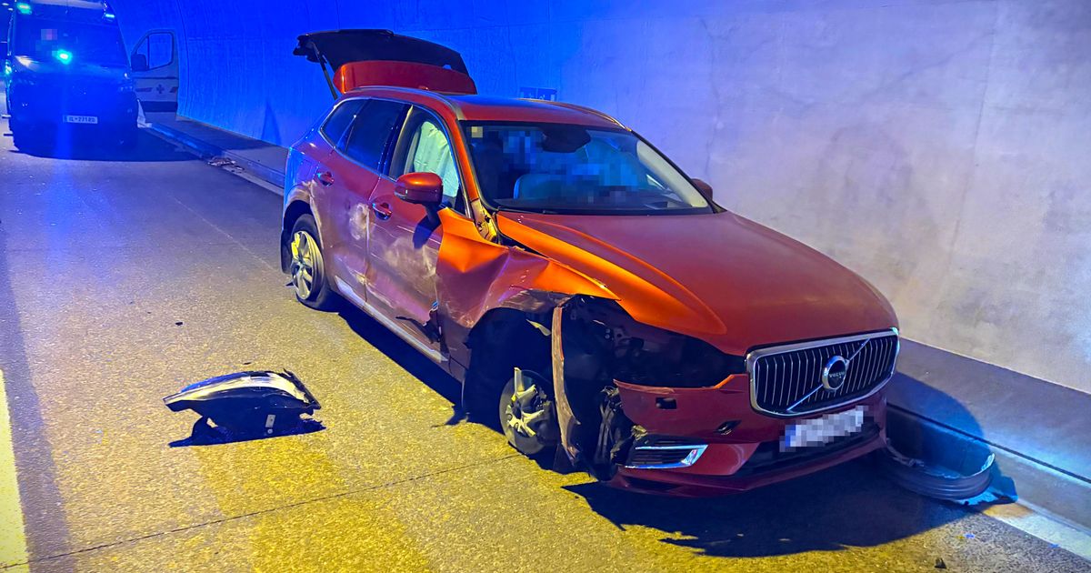 Auto-touchierte-Betonwand-im-Roppener-Tunnel