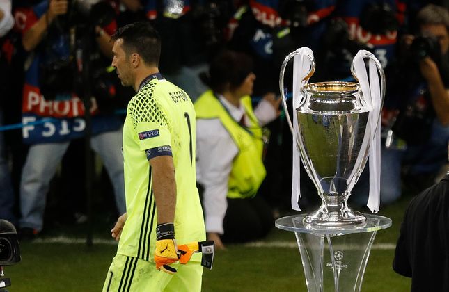 Torhüter-Legende Gianluigi Buffon musste erneut als Verlierer beim Champions-League-Pokal vorbeigehen.