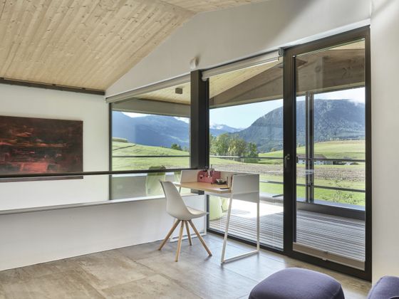 Schlicht und warm erstrahlen die lichtdurchfluteten Wohnräume des Doppelwohnhauses mit herrlicher Aussicht.