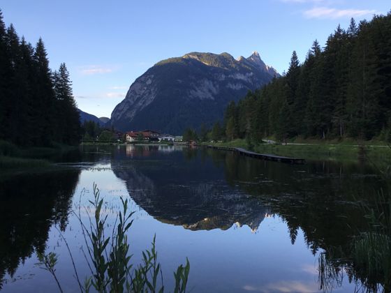 Abendstimmung am Weidachsee in Leutasch.