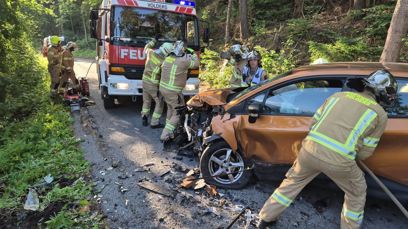 Auto in Tulfes nach Unfall abgestürzt, vermeintlicher Fahrer flüchtete