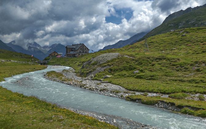 Alpeiner Bach, der sein Wasser vom Alpeiner Ferner bezieht und an der Franz-Senn-Hütte vorbei ins Oberbergtal fließt.