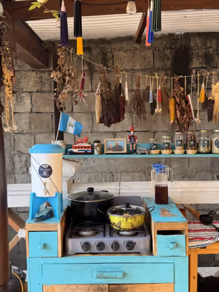 Die liebevoll dekorierte Küche lädt zum Kochen ein.