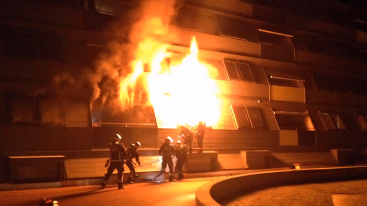 Trauriger Höhepunkt einer Nacht im Einsatz: Bei einem Brand in der Kranebitter Allee starben zwei Kinder. Auch hier waren die Polizisten im Einsatz.