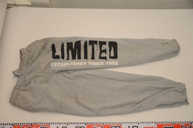 Insgesamt stellte die Polizei in Pfons zwei Hosen sicher: Eine graue mit einer Aufschrift vorne links...