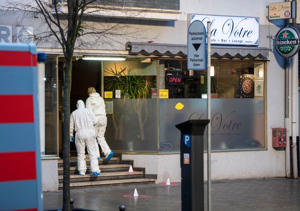 Tatortermittler betreten die Shisha-Bar am Heumarkt, wo der Täter wild um sich schoss.
