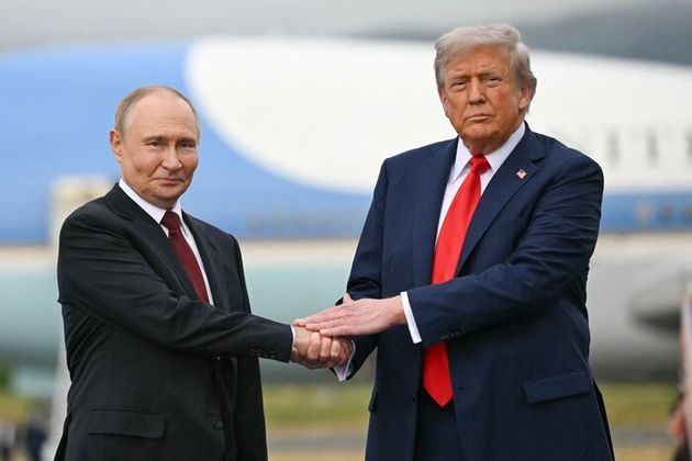 US-Präsident Donald Trump hofierte Kremlchef Wladimir Putin bei einem Treffen in Alaska. Anschließend gab Trump seine Forderung nach einem sofortigen Waffenstillstand auf.