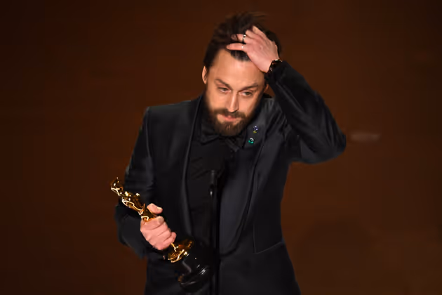 Kieran Culkin kann seinen Oscar für den „Besten Nebendarsteller“ nicht fassen.
