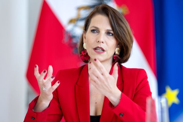 Gewesslers Gegenspielerin im Renaturierungs-Streit, Verfassungsministerin Karoline Edtstadler (ÖVP), reist wiederum mit ihrem Hund Struppi nach Kroatien und Frankreich, wie sie bekannt gab.