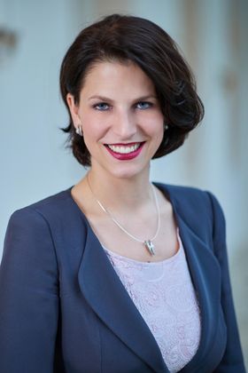 "Ich gehe zur 'schwarzen Nacht', aber in einem türkisen Kleid." - Ministerin Karoline Edstadler, auf jedem Parkett in Parteifarben.OriginalIPTC:Ersteller: BMI/Alexander TUMABeschreibung: Copyright: BMI/Alexander TUMA, 01.02.2018 Wien, Karoline EDTSTADLER,, Portrait, 