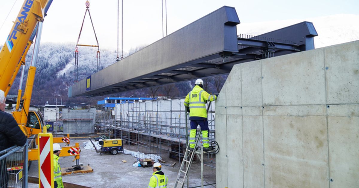 Schwazer-Radbr-cke-Br-ckentragwerk-mit-ber-50-Meter-Spannweite-ist-montiert