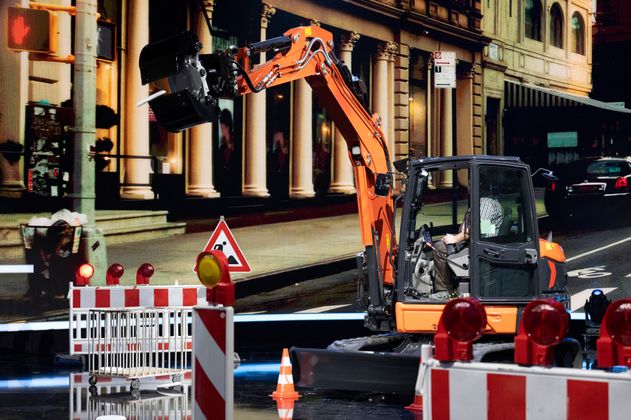 Elster präsentiert die letzte Wette: Die beliebte Baggerwette. Andy Stolz wettet, dass er mit dem Bagger Frisbees aus der Luft fangen kann, die ihm seine Cousine zu wirft. Wette leider ganz knapp verloren.