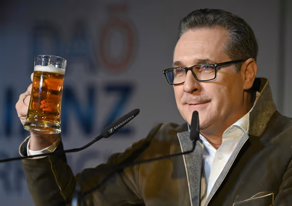 "Was ist der Unterschied zwischen dem Wiener Riesenrad und dem Rathaus? Beim Riesenrad sind die Nieten außen." .... und hintennach das obligate Scherzchen am Aschermittwoch.