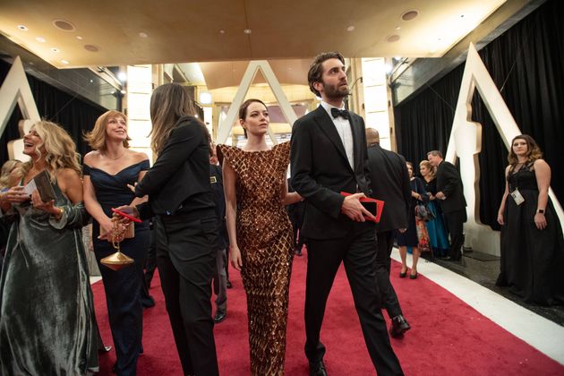 Wir haben ja Lady Gagas Fleisch-Kleid bereits erwähnt. Emma Stones seltsame Robe erinnerte irgendwie stark daran.