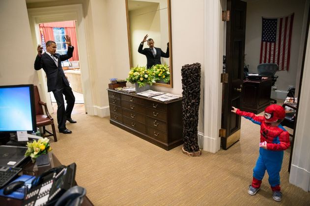 Obamas persönliches Lieblingsbild: Der Junge im Spiderman-Kostüm hat den mächtigsten Mann der Welt am Oval Office gefangen - der Präsident spielt mit, als das Kind eines Mitarbeiters des Weißen Hauses an Halloween Obama überrascht.