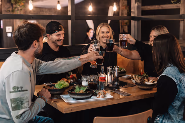 Grillt, was das Schwert hält: Das spektakuläre Gruppen-Dinner ab 6 Personen wird zum Feuerritual der Extraklasse.