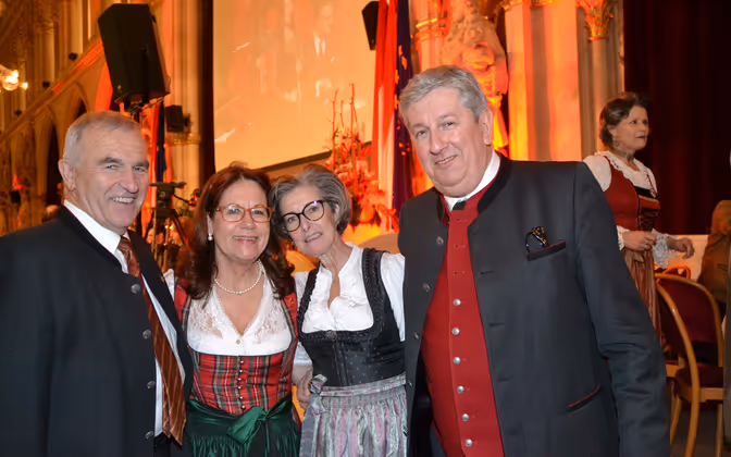 TT-Chefredakteur Mario Zenhäusern (rechts) und Gattin Hildegard trafen KR Anton Rieder mit Partnerin Adeline Neureiter .