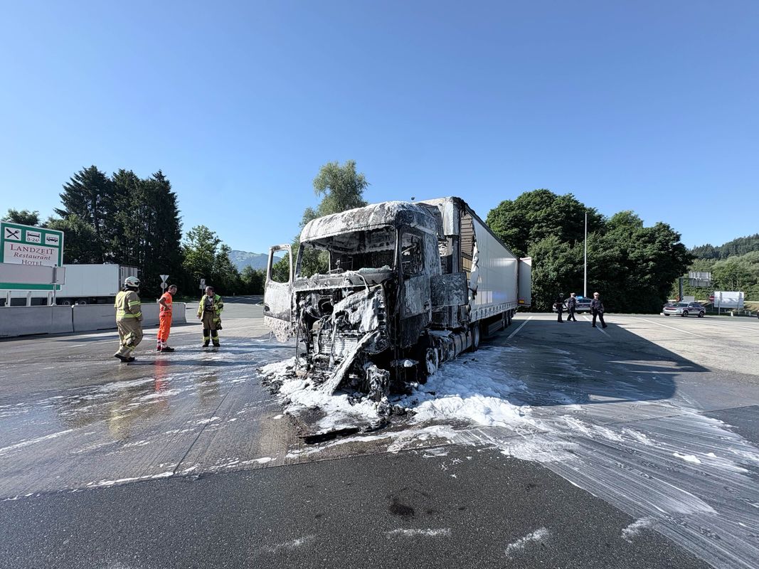 Lkw-Kabine auf Inntalautobahn-Rastplatz komplett ausgebrannt: Fahrer verletzt